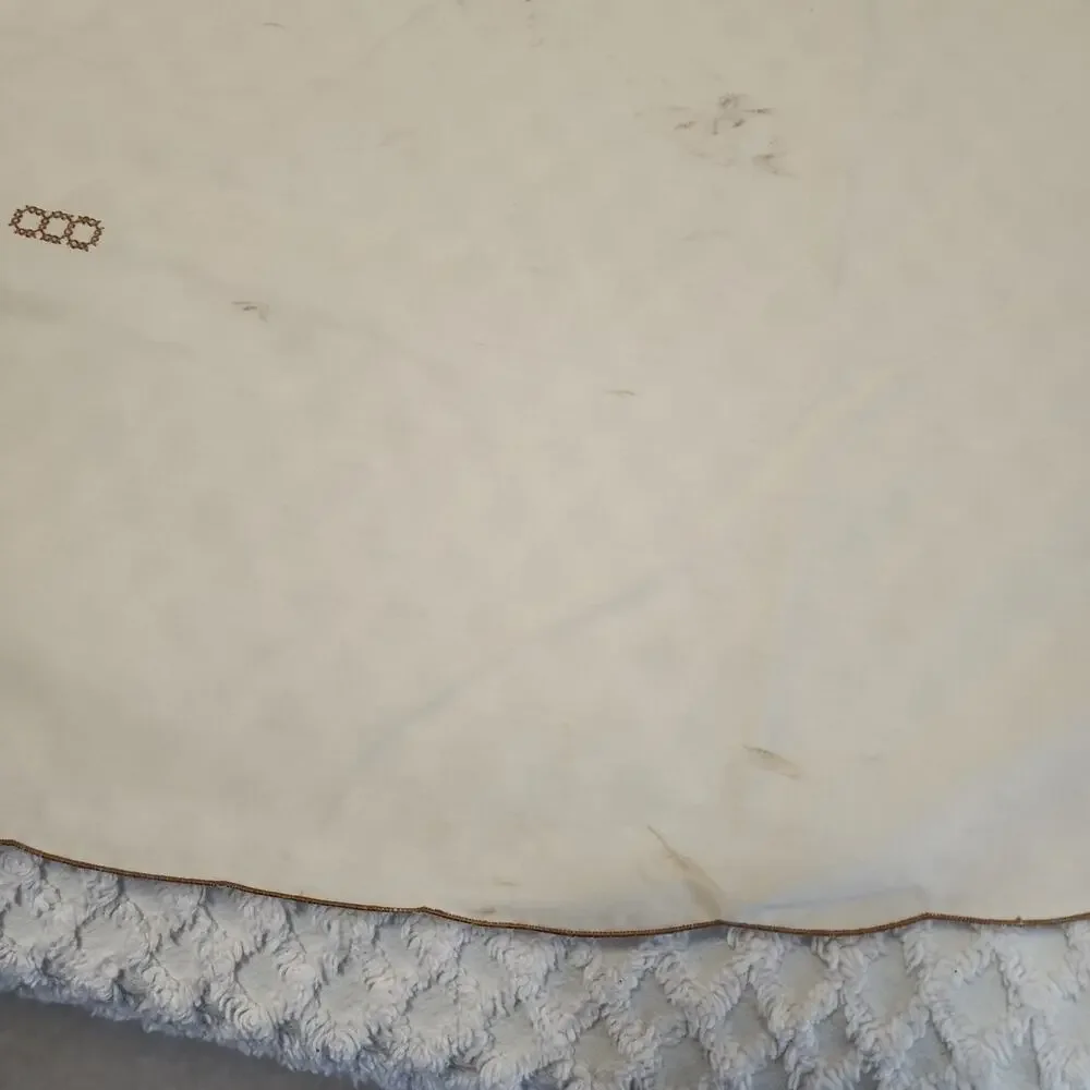 Unbranded embroidered oval